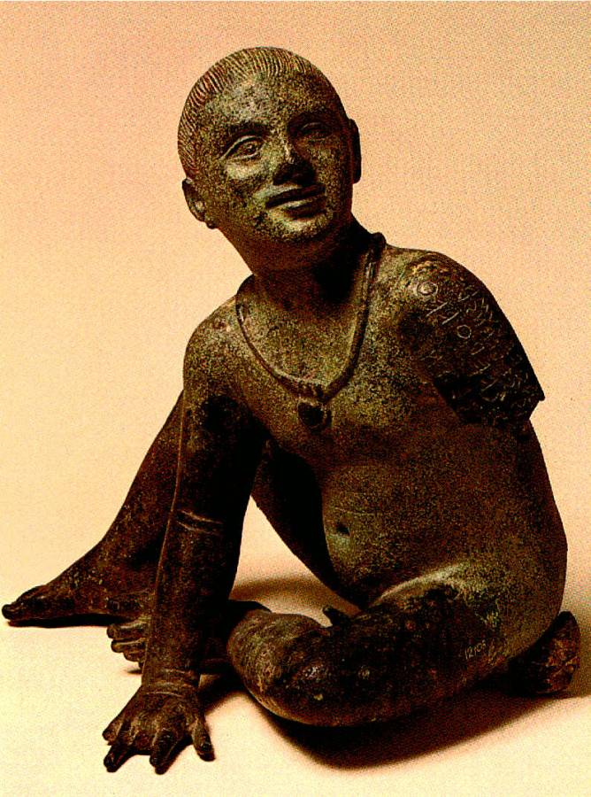 054. Statuette en bronze representant un jeune garcon assis par terre et portant la bulla.jpg
